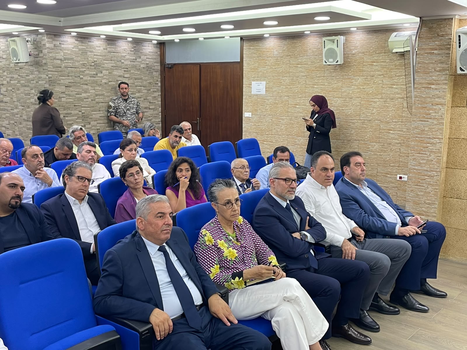 جلسةً مغلقة حول البحث الاستقصائي عن أنهار عكار